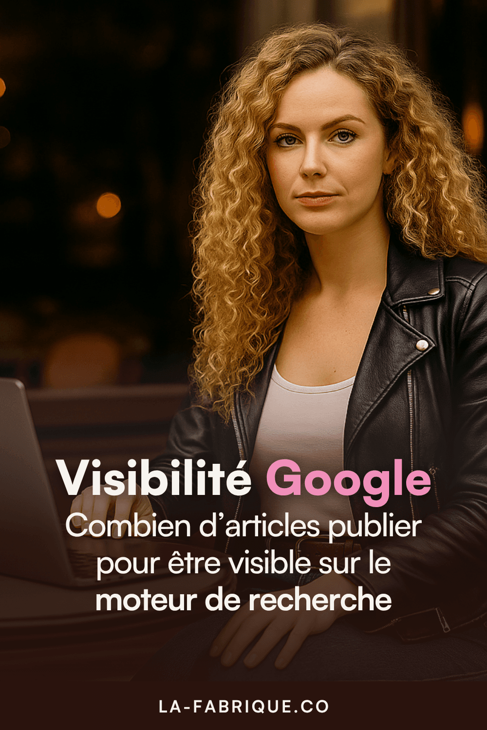 Femme entrepreneure blonde aux cheveux frisés, en veste en cuir, travaillant sur son ordinateur portable dans un café, illustrant la question : combien d’articles faut-il publier pour être visible sur Google.