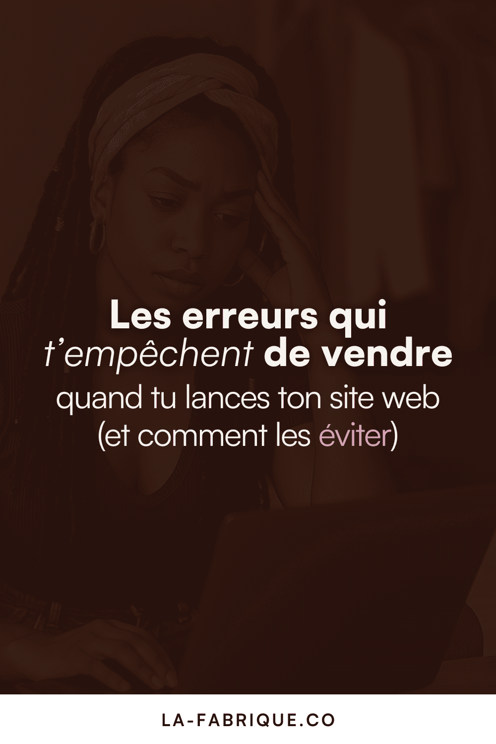 Femme noire avec foulard jaune et dreadlocks travaillant sur son ordinateur, symbolisant les erreurs à éviter pour vendre avec son site web.