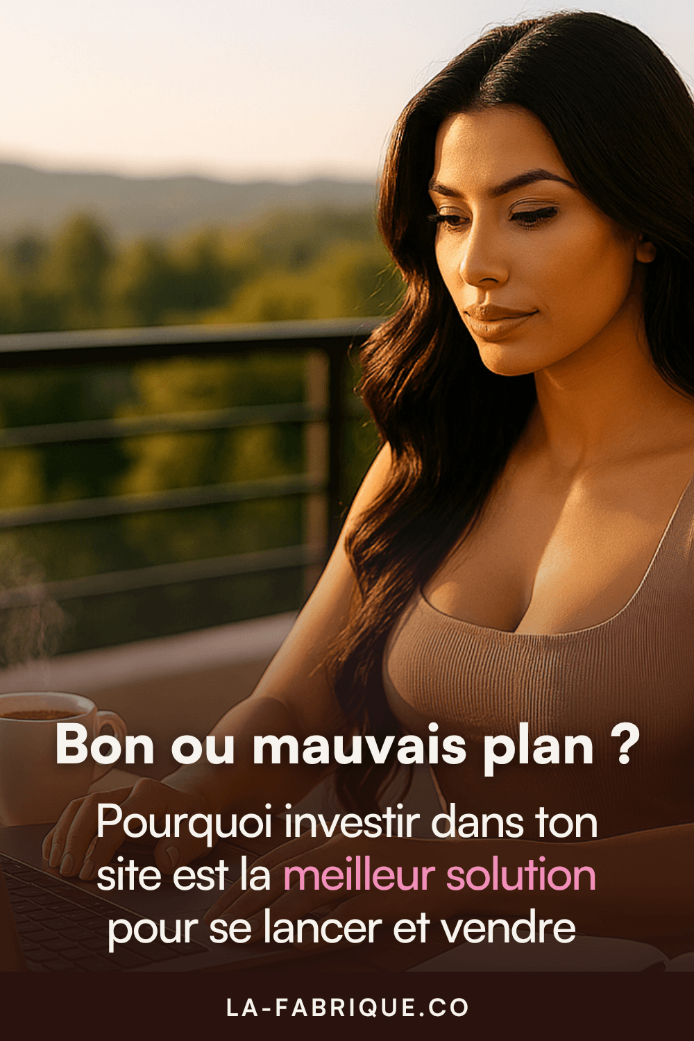 Femme latino élégante travaillant sur son ordinateur portable sur une terrasse ensoleillée, tasse de café à la main, illustrant pourquoi investir dans son site web est la meilleure solution pour se lancer et vendre.