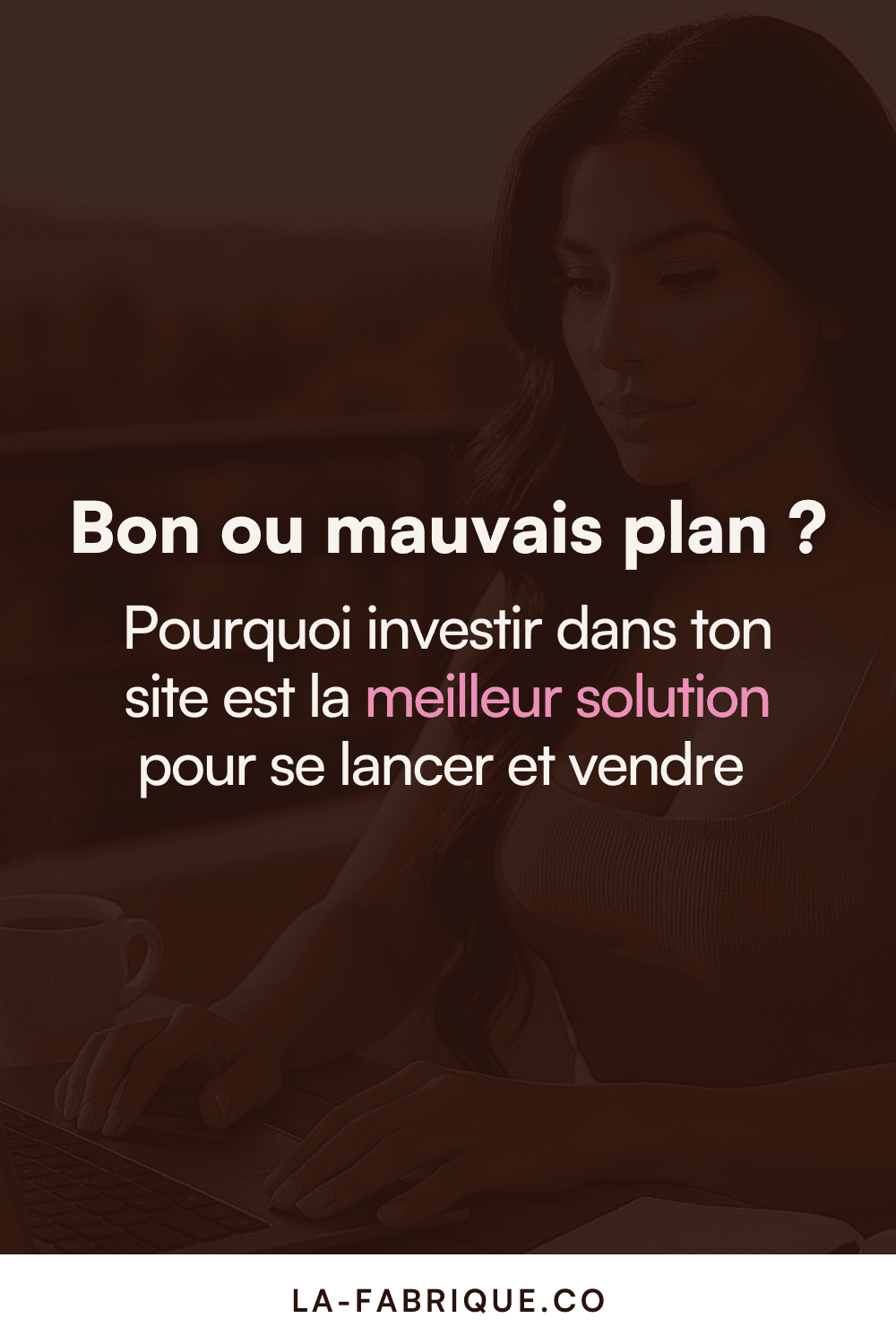 Pin Pinterest montrant une femme latino travaillant sur son ordinateur sur une terrasse au lever du soleil, illustrant pourquoi investir dans un site web est la meilleure solution pour se lancer et vendre.